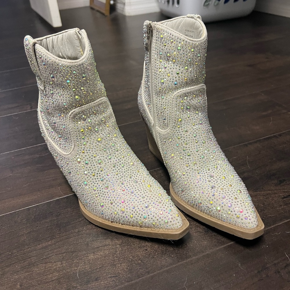 White diamond cowgirl boots